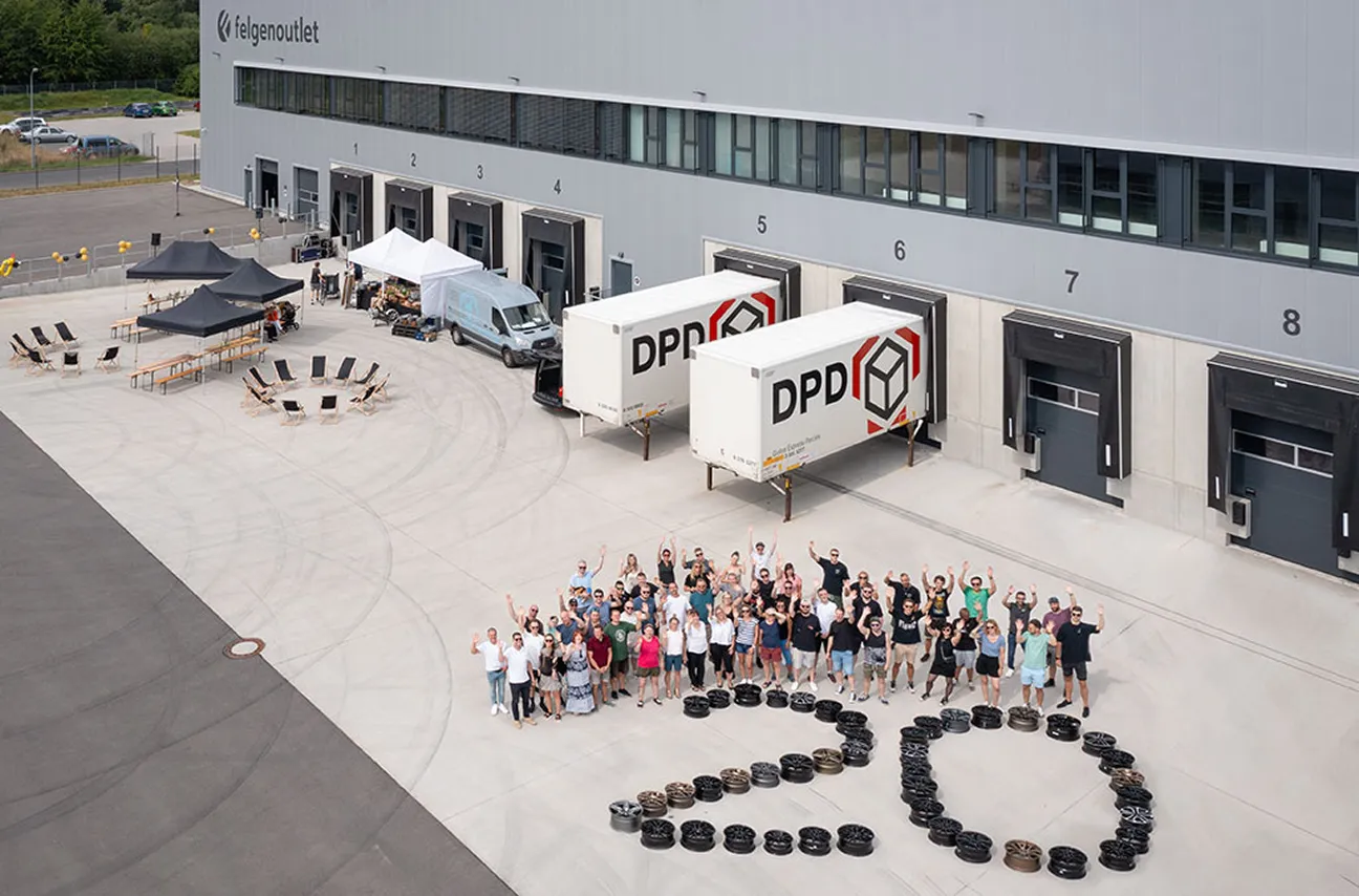 Photo of the wheeloutlet team from 2023 celebrating the company's 20th anniversary
